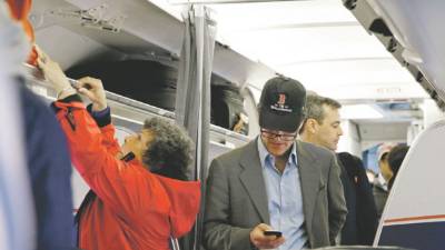 Tras una prolongada prohibición, las autoridades y aerolíneas de EE.UU. contemplan permitir las llamadas a bordo