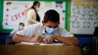 Estudiante en sus clases presenciales.