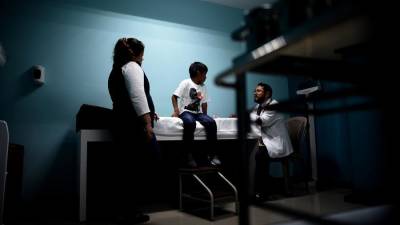 Un niño recibe atención médica después de ser deportado junto a otros 15 menores guatemaltecos,