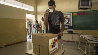 Ciudadanos asisten a la votación de la consulta popular hoy, domingo 16 de julio de 2017, en el barrio Mamera, Parroquia Antímano, en Caracas (Venezuela). EFE