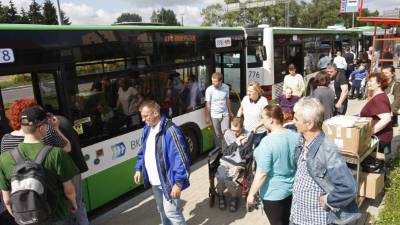 Residentes de Social Assistance Center en proceso de evacuación en buses de Bialystok, ayer sábado. Imagen EFE.