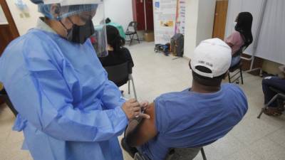 Fotografía de archivo de una enfermera mientras prepara una dosis de una vacuna contra la covid-19.