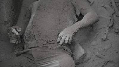 Los equipos de rescate continúan sacando cuerpos de las víctimas de la avalancha de ceniza por el volcán de Fuego en Guatemala.