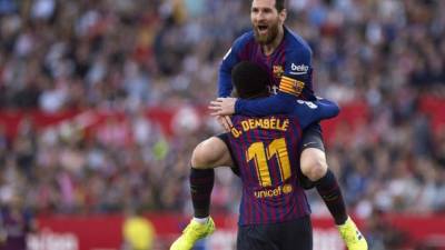 Lionel Messi festejando una de sus anotaciones con Dembélé. FOTO AFP.