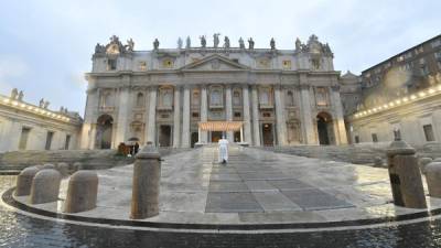 El papa Francisco de espaldas, en una vista general del Vaticano. Foto: AFP