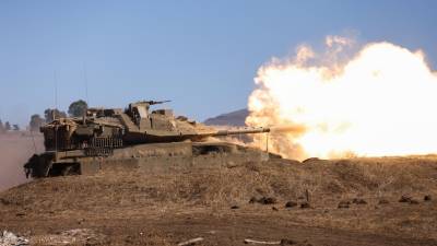 Un tanque israelí dispara contra posiciones de Hezbolás en el Líbano.