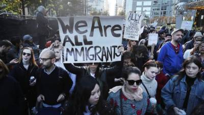 'Todos somos inmigrantes', se lee en un cartel durante la multitudinaria protesta de hispanos en Nueva York.