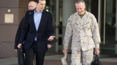 Kushner conversa con el general Joe Dunford, jefe del Estado Mayor Conjunto de las fuerzas armadas estadounidenses de camino a Irak.