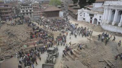 Búsqueda de supervivientes hoy en Katmandú, tras el terremoto. EFE