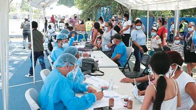 <b><span class=mln_uppercase_mln>Salud.</span></b> Un grupo de sampedranos acude a una brigada médica organizada por la Región Metropolitana de Salud.<span class=mln_uppercase_mln> Foto: LA PRENSA</span>