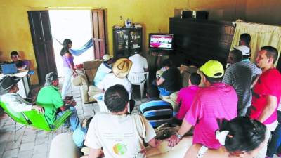 En San Luis, Comayagua siguieron atentos por televisión, la comparecencia política que ayer al medio día ofreció la dirigencia del Partido Liberal.