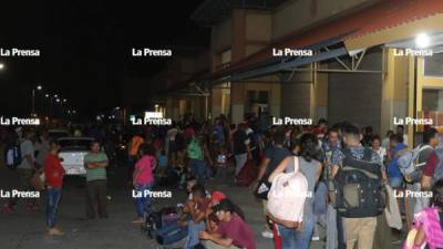 Más de 500 hondureños empezaron la noche de este martes a reunirse en la central metropolitana de transporte de San Pedro Sula con la idea de cruzar Guatemala y México para poder llegar a Estados Unidos en busca del 'sueño americano'.