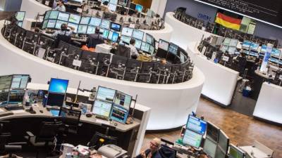 Trabajadores de la bolsa de valores en Fráncfort, Alemania.