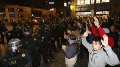 Una protesta en California terminó en un episodio de violencia después de que la Policía reprimiera con gases lacrimógenos a los manifestantes.