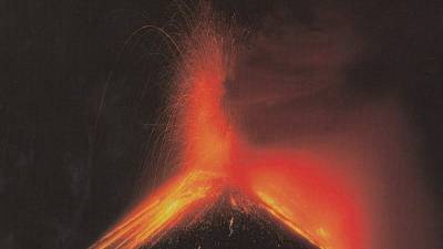 The Pacaya volcano, seen from Cerro Chino in San Vicente Pacaya municipality about 55 km south of Guatemala City, erupts on July 25, 2020. (Photo by Johan ORDONEZ / AFP)