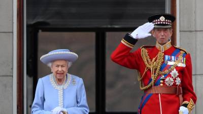 La reina Isabel saludó desde el balcón del Palacio a miles de personas que se congregaron en el centro de Londres para festejar sus 70 años de reinado.