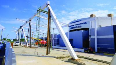 En la entrada del aeropuerto Ramón Villeda Morales están construyendo un canopy que cubra del sol y la lluvia a los viajeros cuando se bajen de sus autos. Fotos: Melvin Cubas.