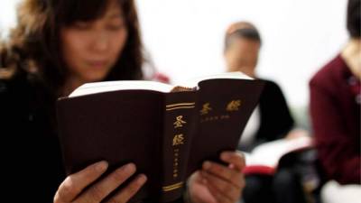 Una mujer leyendo la biblia en Lueyang, provincia de Shaanxi, China. EFE/Archivo