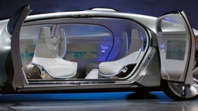 Una vista de un prototipo de vehículo autónomo de Mercedes Benz. Apple contrató a un ex jefe de diseño de la automotriz alemana y disparó los rumores del desarrollo de un auto para 2020. Foto: AFP