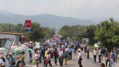 El tráfico vehicular se detuvo por algunas horas en la carretera de El Progreso a Tela debido a la gran cantidad de personas que marcharon. Foto: Jorge Monzón