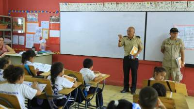 Los bomberos impartieron charlas en la escuela Soledad Fernández. Foto: Franklyn Muñoz
