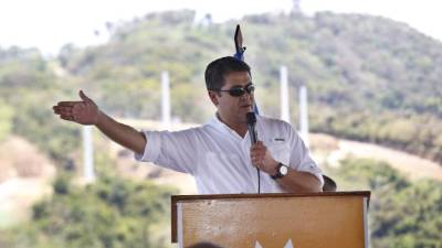 El presidente Juan Orlando Hernández durante su visita ayer a Roatán.
