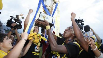 El delantero españolista Bryan Róchez, quien anotó dos goles en el juego de ida, levanta el trofeo de campeón.