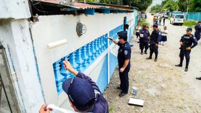 Los elementos de la Policía Nacional pintaron los cercos de las casas de la colonia Ebenezer. Fotos: Wendell Escoto