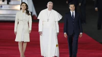 La pareja presidencial, Enrique Peña Nieto y Angélica Rivera, dieron la bienvenida al papa Francisco. Foto: EFE/José Méndez