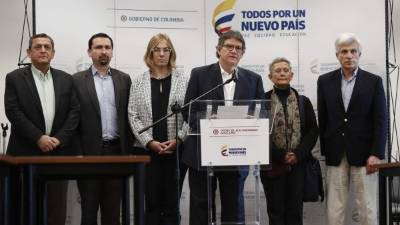 El jefe de la delegación del Gobierno de Colombia, el exvicepresidente colombiano Gustavo Bell (3d). EFE/Archivo