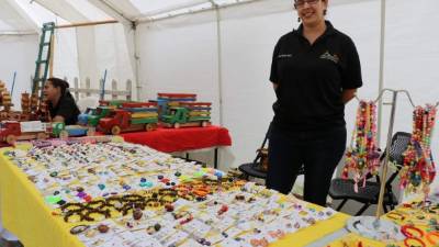 En la Feria Agostina en Santa Rosa se exponen y venden productos artesanales.