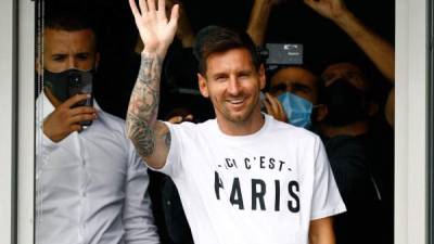 Messi saluda a aficionados del PSG que le aclaman en aeropuerto de París. Foto AFP.