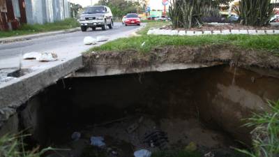 Trabajadores de la zona colocaron piedras para advertir a los conductores del peligro que representa el inmenso agujero.
