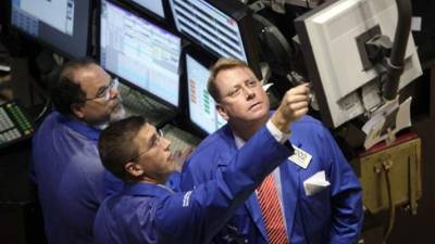 Traders work on the floor of the New York Stock Exchange Thursday, July 23, 2009 in New York. Investors celebrated news of another jump in home sales by propelling the Dow Jones industrials to their first close above 9,000 since January. (AP Photo/Mary Altaffer)