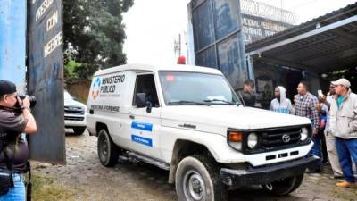 Un vehículo de medicina forense del ministerio público de Honduras sale del centro penitenciario de Tela este sábado en el municipio de Atlantida (Honduras).