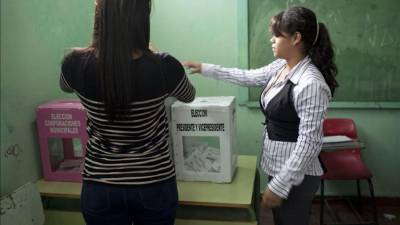 Una mujer se dispone a votar en un colegio electoral este 24 de noviembre de 2013, en Tegucigalpa, Honduras, con motivo de las elecciones generales en el país centroamericano que definirán si continúa el bipartidismo tradicional o llega por primera vez la izquierda al poder.
