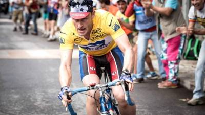 Ben Foster se mete en la piel del famoso ciclista que fue desposeído de sus 7 campeonatos del Tour de Francia, al confesar que se dopaba.