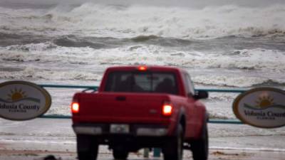Las olas del Océano Atlántico aumentan de tamaño a medida que el huracán Dorian pasa a 90 millas de la costa en Ormond Beach, Florida, EE. UU., 04 de septiembre de 2019. El huracán Dorian, una tormenta de categoría 2 que se esperaba que afectara a Florida en gran medida salvó al estado. EFE / EPA / JIM LO SCALZO