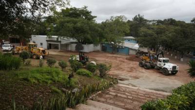 Avanzan los trabajos en el estacionamiento del plantel de la 21 de Octubre.