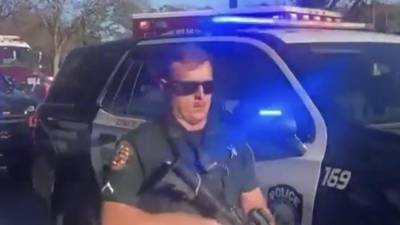 Un policía en el lugar del tiroteo en Florida.