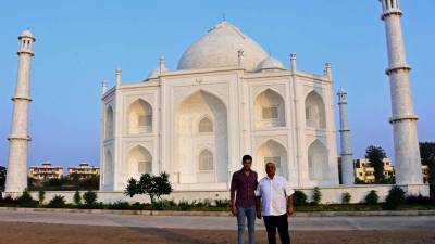 En esta fotografía tomada el 25 de noviembre de 2021, el empresario indio Anand Prakash Chouksey (derecha) y su hijo Kabir posan frente a una réplica del Taj Mahal en Burhanpur, en el estado indio de Madhya Pradesh. Foto: AFP