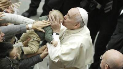 Francisco besa a un niño durante una reunión con trabajadores de la salud en la Ciudad del Vaticano, Vaticano, 22 de noviembre de 2014. EFE