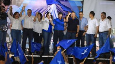 El gobernante hondureño en su participación en la preconvención en Choluteca junto al presidente del Congreso Nacional, Mauricio Oliva. En occidente, el mandatario compartió con sus coterráneos. La efervescencia nacionalista se vivió antes de la convención de hoy en el Gimnasio Olímpico