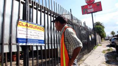 Negocios de la capital fueron cerrados por la desaparecida DEI; asimismo, en otras ciudades del país se llevó a cabo esta acción. Foto: Andro Rodríguez