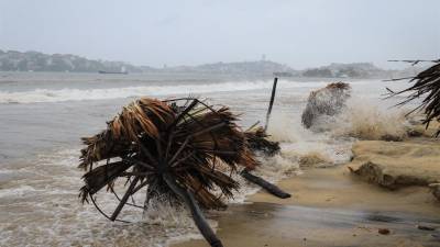 El fuerte oleaje en las playas de Acapulco, en el estado de Guerrero (México).