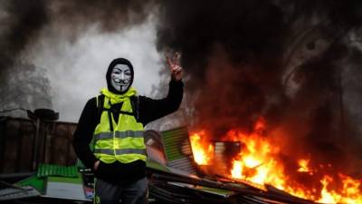 Los 'chalecos amarillos', el primer movimiento de contestación social que logra doblegar al presidente francés Emmanuel Macron, han puesto contra las cuerdas a las autoridades de ese país con violentas protestas que lograron la eliminación del alza a los combustibles en París y ahora amenazan con una revolución.