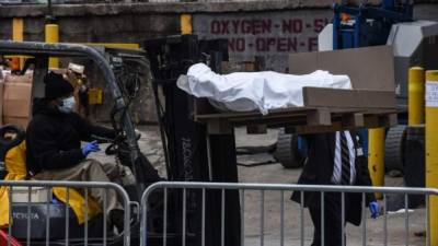 Los cuerpos de las víctimas de coronavirus en Nueva York son depositados en furgones refrigerados estacionados en las afueras de los hospitales./AFP.