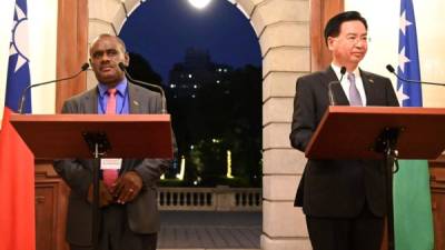 El canciller de Taiwán, Joseph Wu , junto al canciller de las Islas Salomón, Jeremiah Manele, durante un evento en Taipéi./AFP.