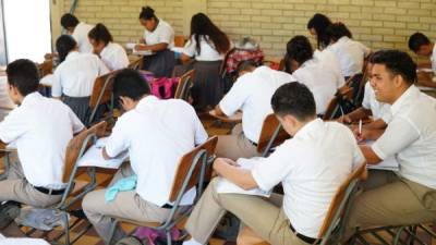 Los jóvenes de último año de secundaria del JTR realizan las últimas evaluaciones. Foto: La prensa