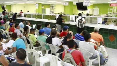 Diariamente las oficinas de la DEI en barrio El Centro se llenan de sampedranos realizando sus pagos y trámites obligatorios.